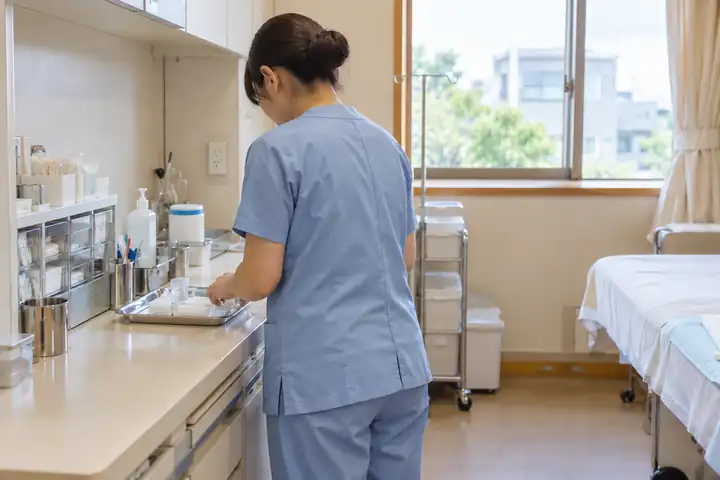 クリニックで準備をする看護師